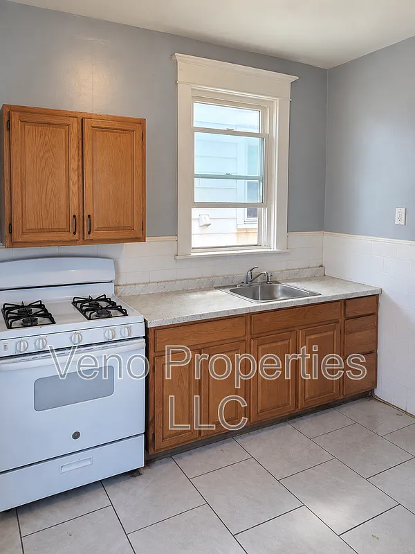 3 bed, 1.0 bath, $1,650 — Photo 2