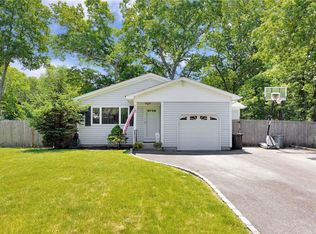 2 Loretta Ct, Centereach, NY 11720