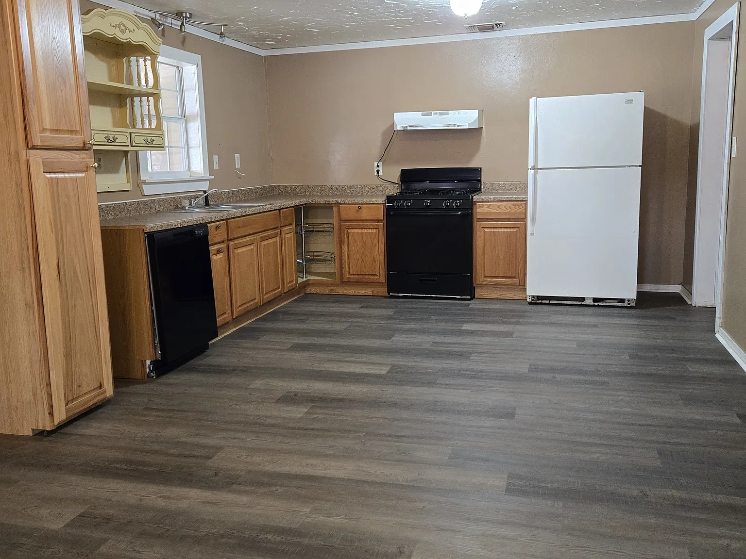 1021 South Westside Avenue - 1 — Photo 4