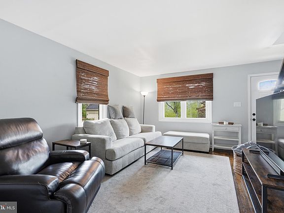 4th image of 15 White Clay Dr