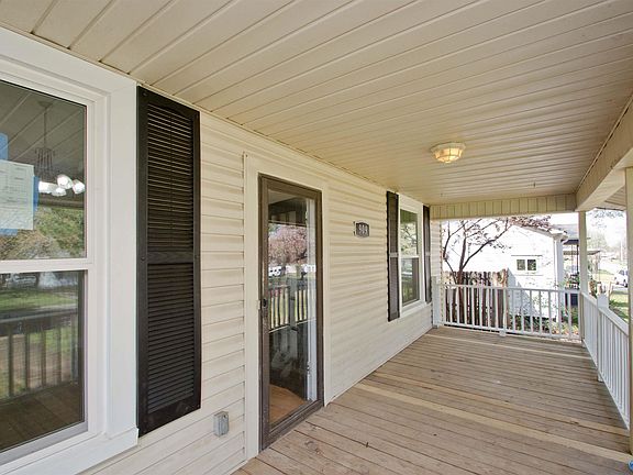 4th image of 909 9th St SE