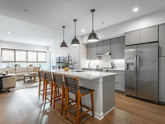 5th image of 411 Fairpoint St #304