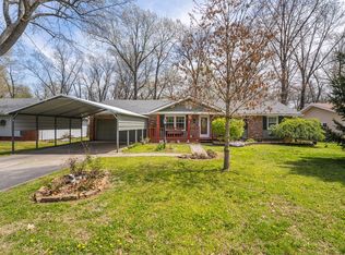 910 S Devonshire Dr, Springfield, MO 65802