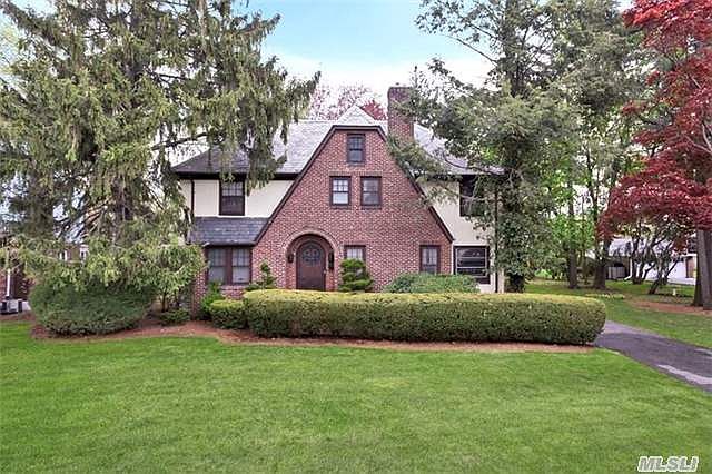 1st image of 210 Bedell Ave