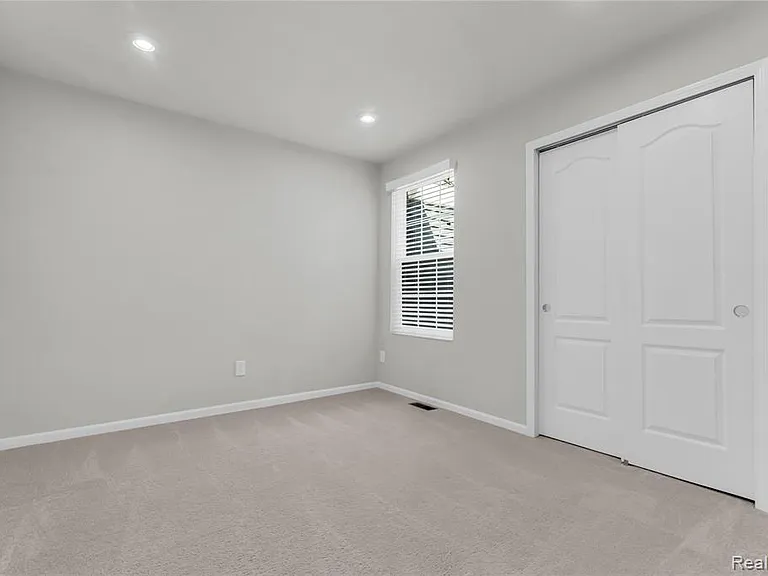 313 Strawberry Dr — Photo 21