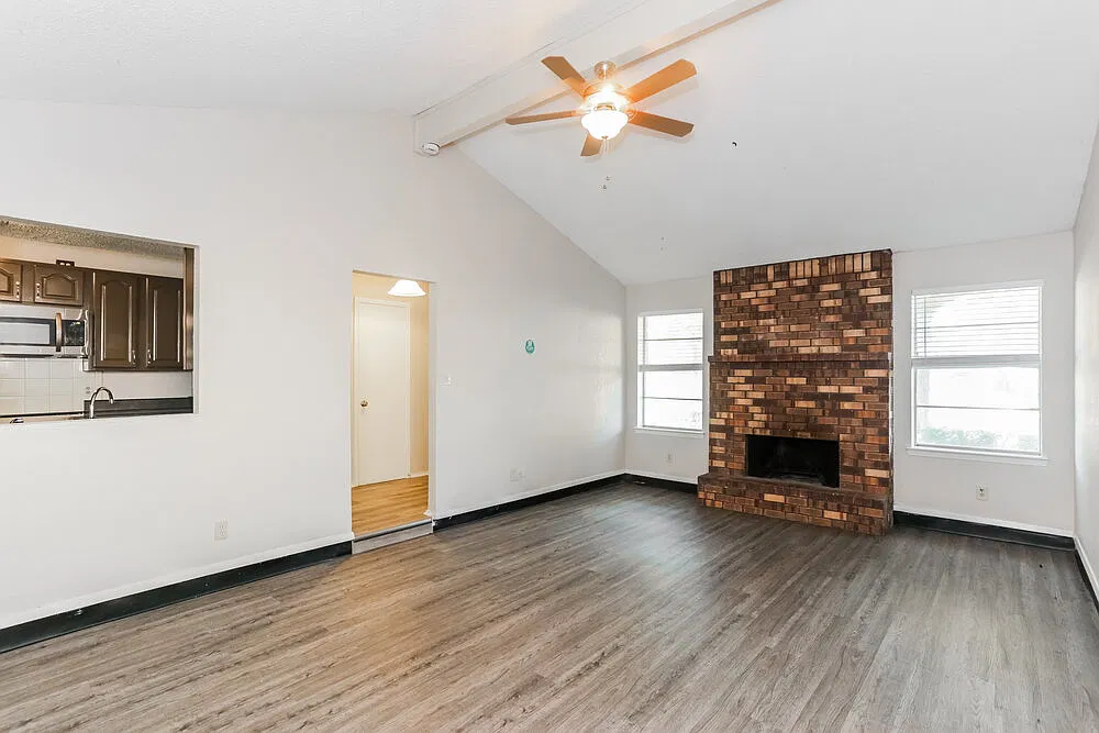 3 bed, 2.0 bath, 1464 sqft, $1,985 — Photo 3