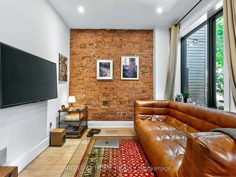 65 Rusholme Park Cres — Photo 3