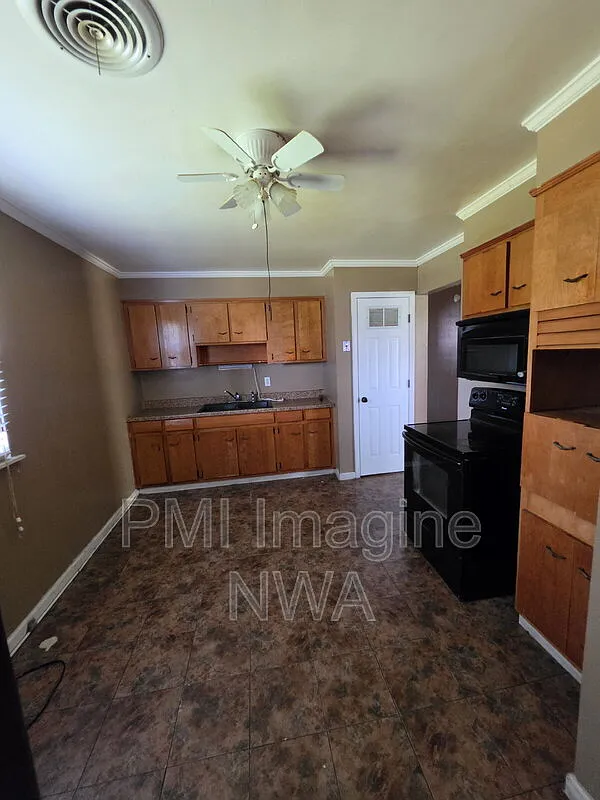 3 bed, 1.0 bath, 884 sqft, $1,050 — Photo 4