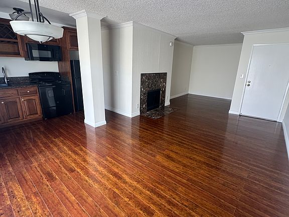 4th image of 2414 S Barrington Ave #06cf316a0
