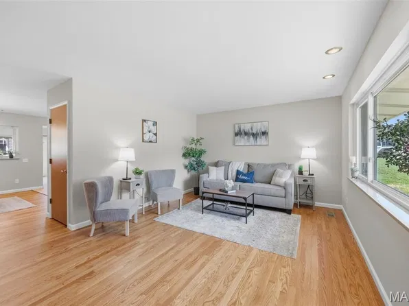 908 Buckley Rd, Saint Louis, MO 63125