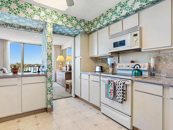4th image of 126 Lakeshore Dr APT 327