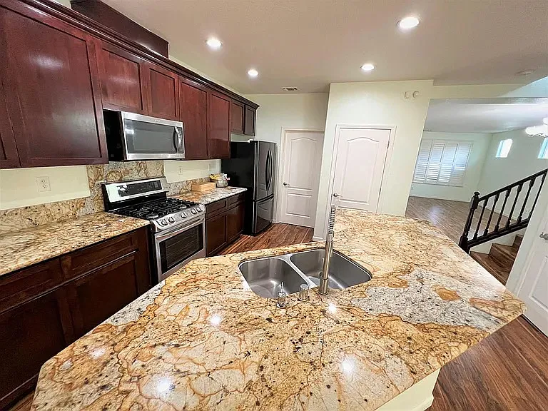 5 bed, 2561 sqft, $3,700 — Photo 4