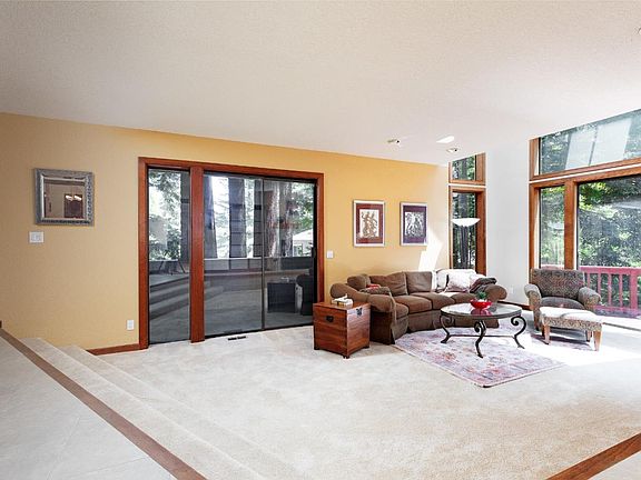 4th image of 102 Carbonera Dr