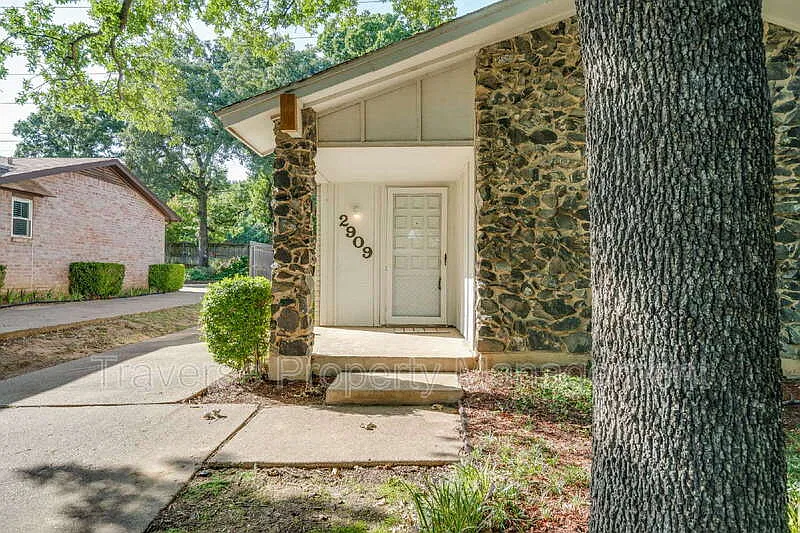 3 bed, 2.0 bath, 1739 sqft, $2,295 — Photo 4