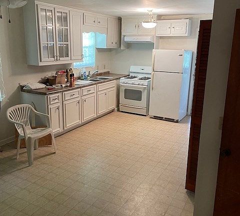 3rd image of 142 Boyd St