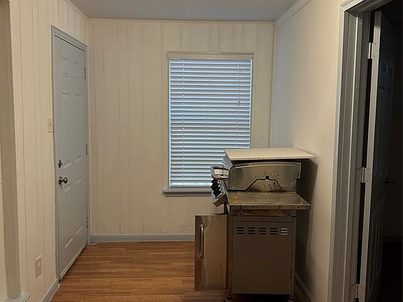 4th image of 4014 W Walnut St