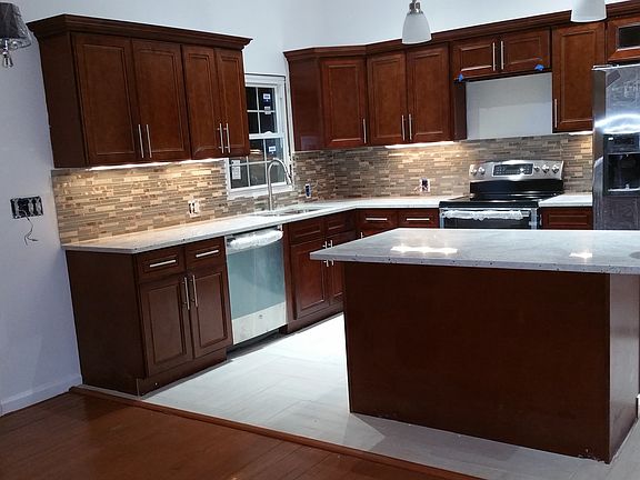 5th image of 19 Collins Dr