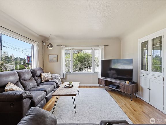 4th image of 332 Bryan Avenue