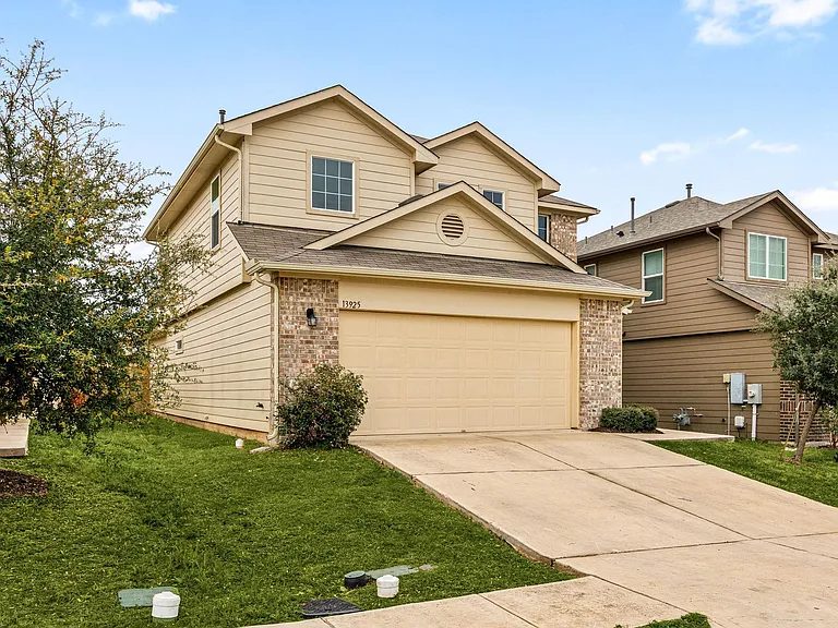 13925 Heywood Dr — Photo 2