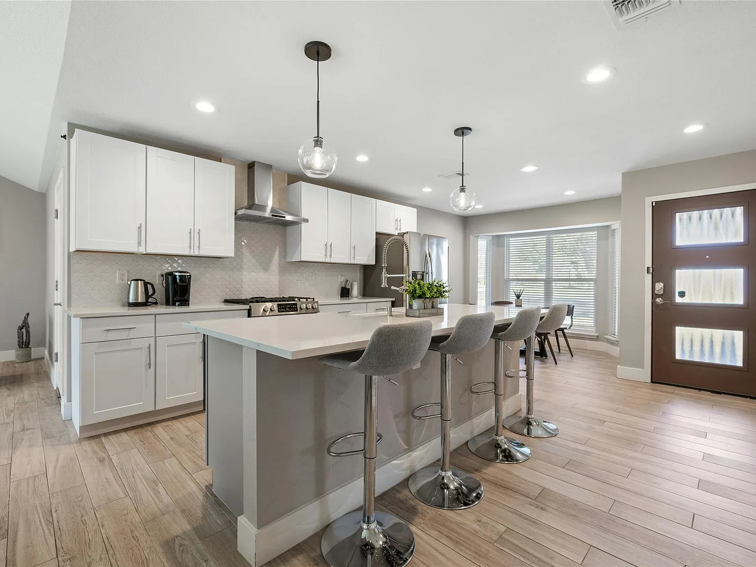 3 bed, 2.0 bath, 2179 sqft, $2,950 — Photo 3