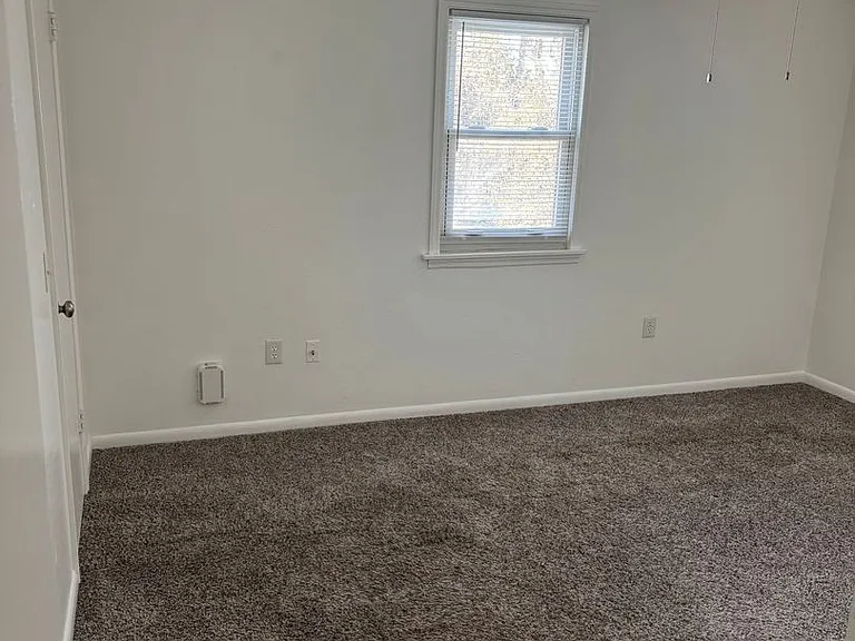 414 W College St — Photo 9