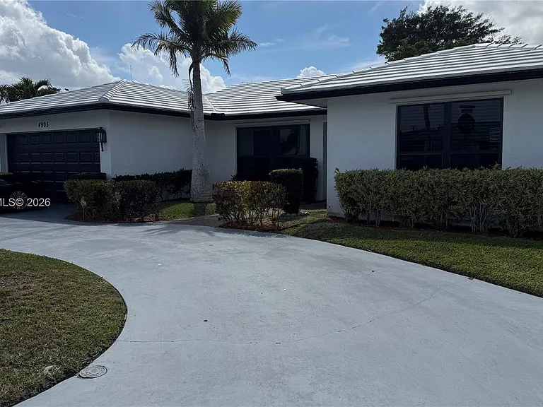 4905 Bayberry Ln — Photo 2