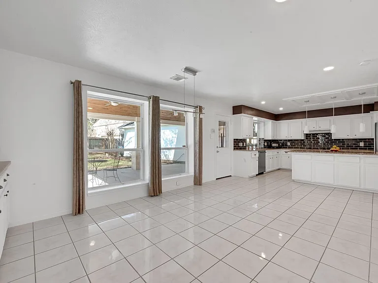 4422 Warwick Dr — Photo 8