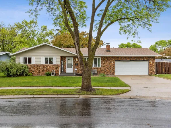 3105 Edgewood Dr N, Fargo, ND 58102