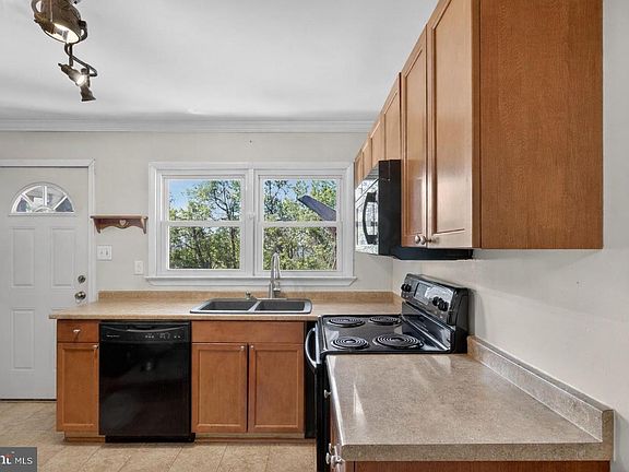 4th image of 944 Highridge Rd