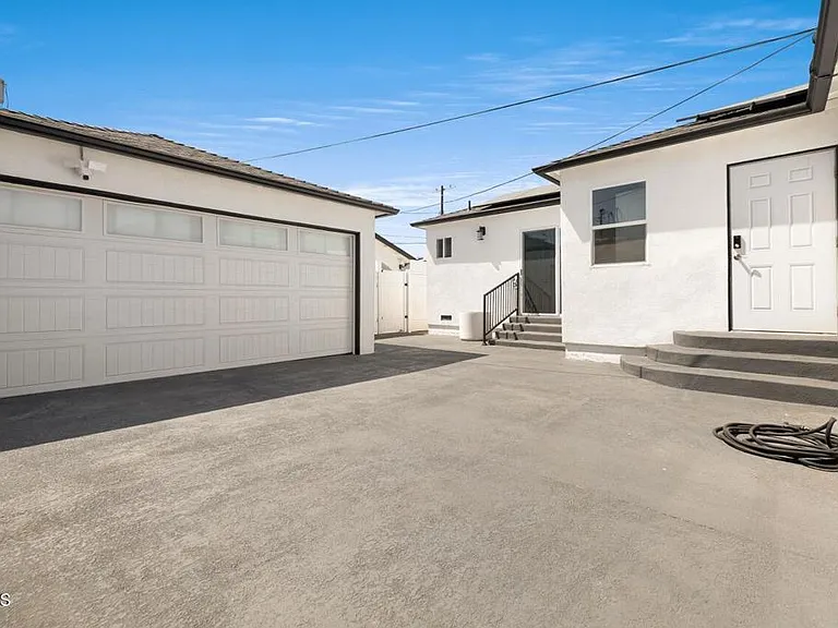 7637 Radford Ave — Photo 16