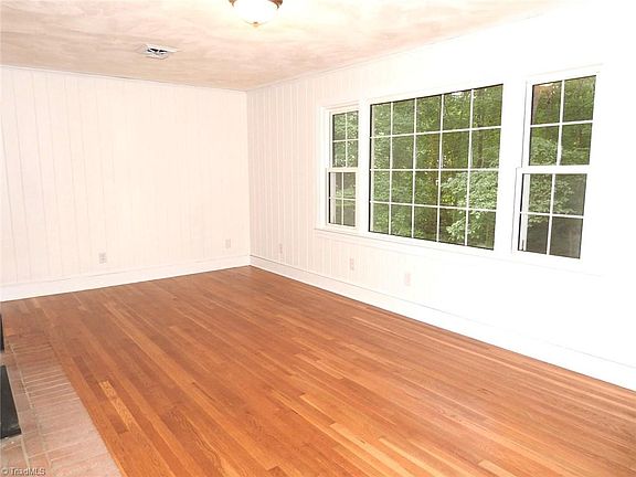 3rd image of 144 N Park Circle Dr