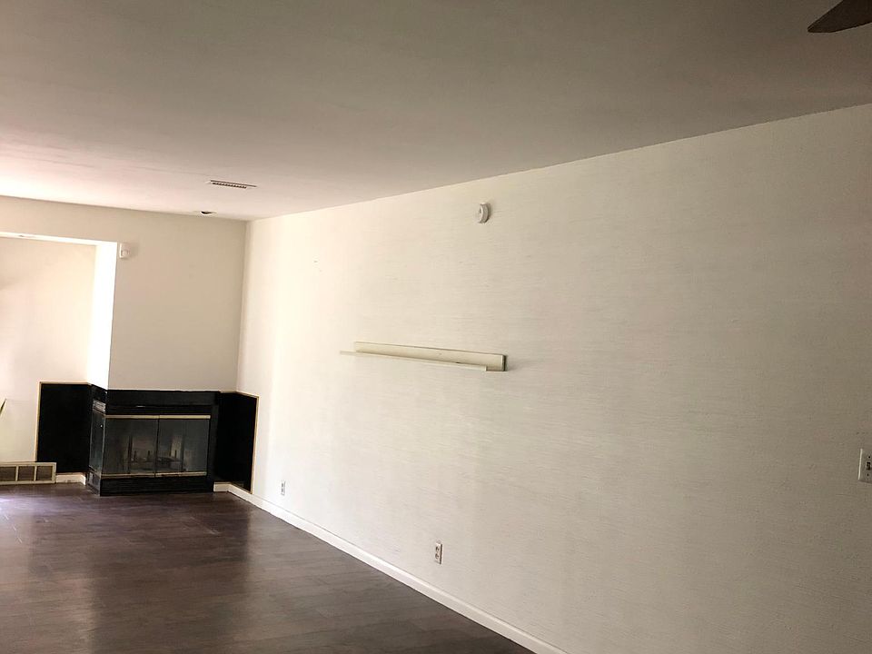 2nd image of 2734 S Oak St