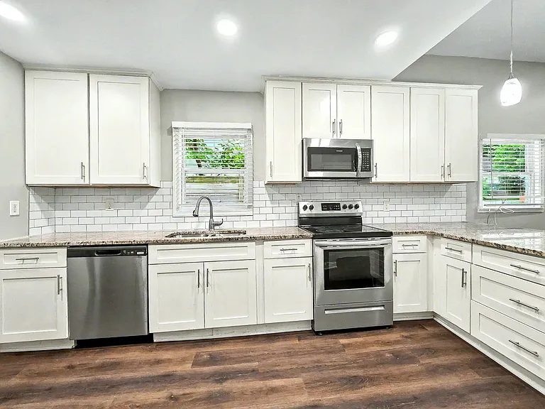 960 Sims St SW — Photo 16