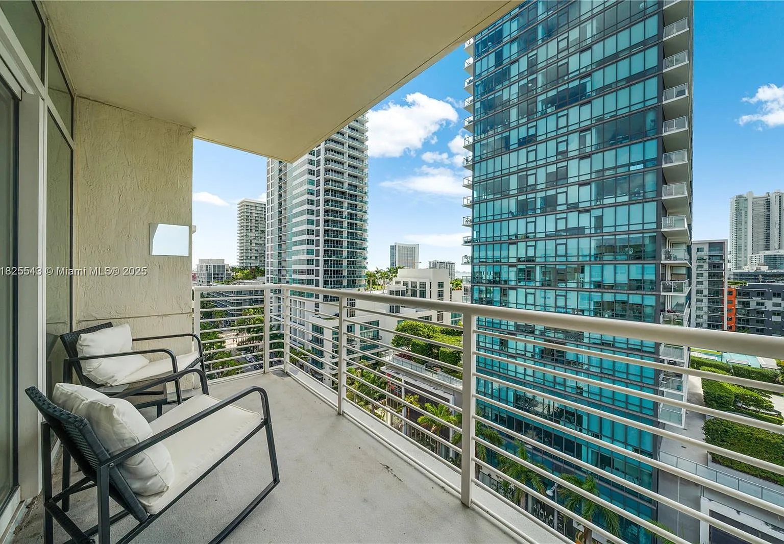 Midblock Miami Condo — Photo 2