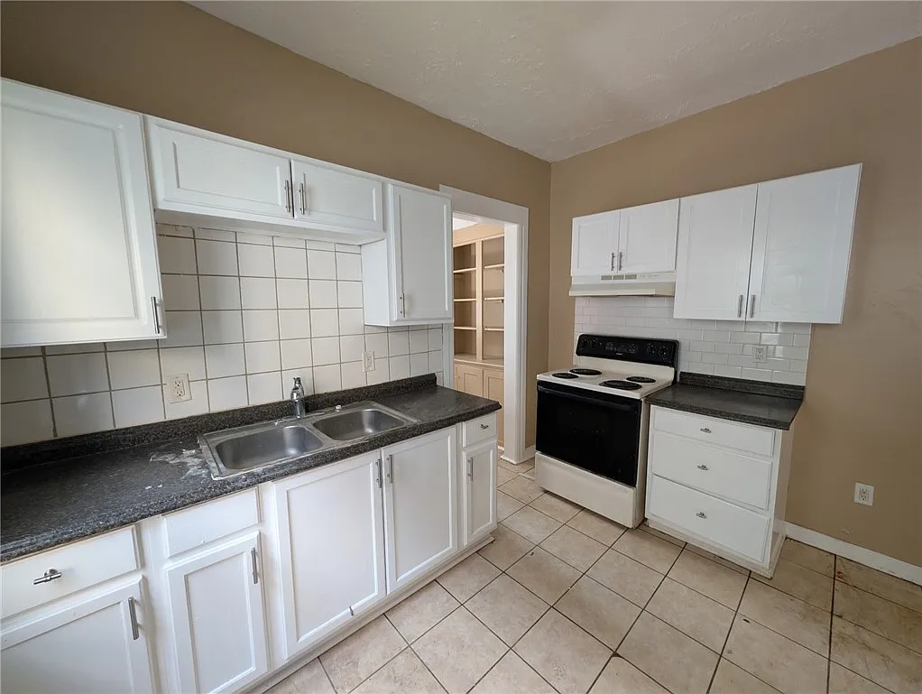 3 bed, 1.0 bath, 2088 sqft, $1,400 — Photo 4