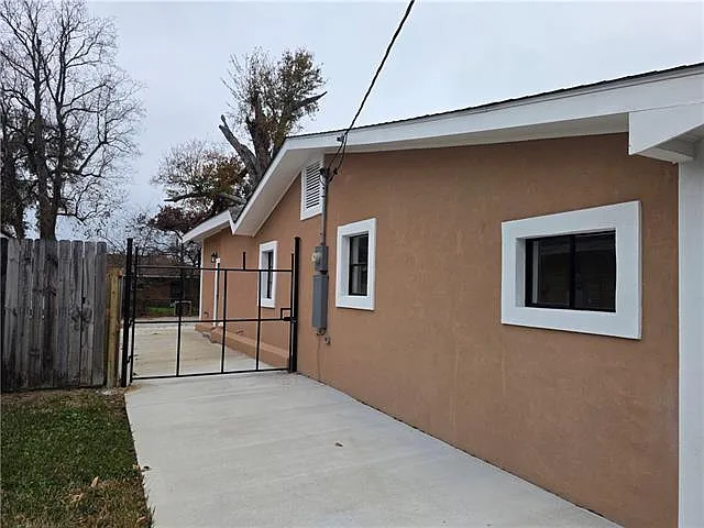 4 bed, 2.0 bath, 1818 sqft, $2,300 — Photo 3