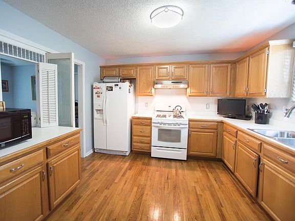 3rd image of 7228 Askew Ave