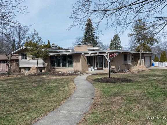 2nd image of 2615 Hampshire Blvd SE