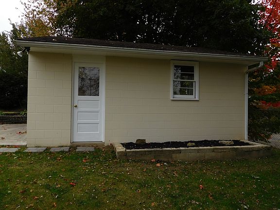 3rd image of 438 Wood St