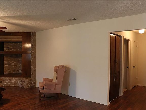 3rd image of 911 Ruswood Cir
