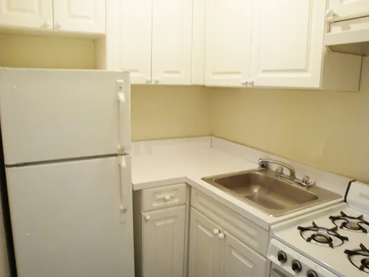 Rented by DSA Realty Midtown West | media 18