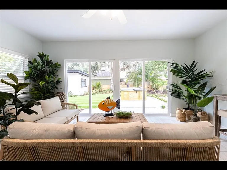 818 W Plymouth St — Photo 5