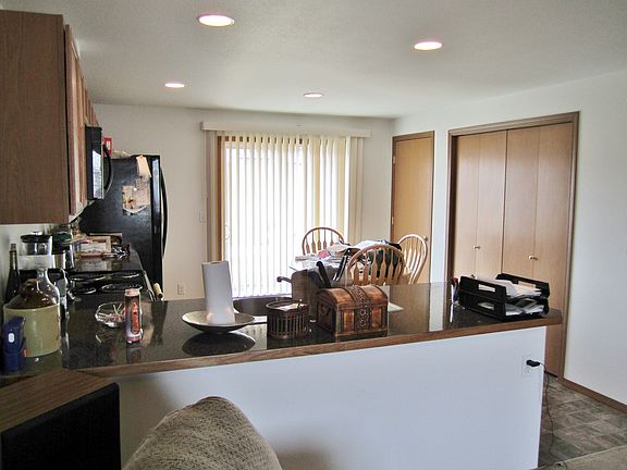 Kitchen counter w/eating space