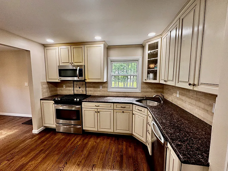 65 S Ashby Ave — Photo 6