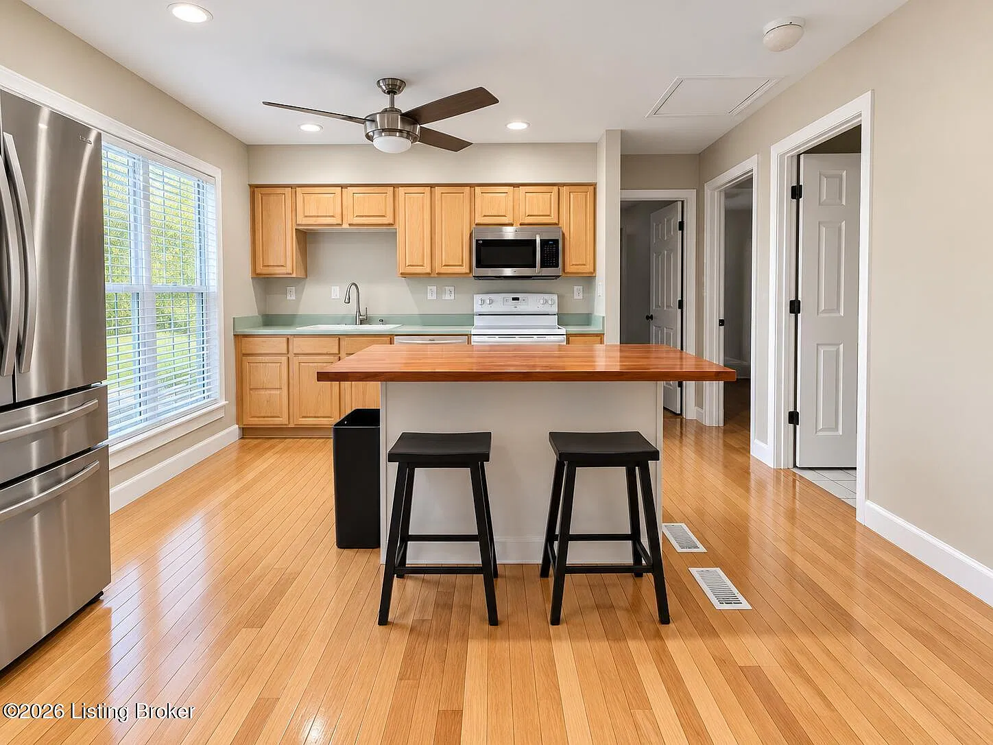 3 bed, 2.0 bath, 1599 sqft, $2,700 — Photo 4