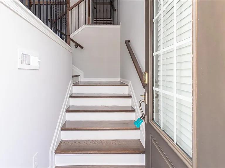 770 Sunset Park Dr — Photo 4