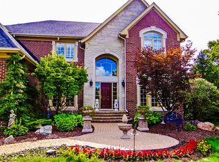 6823 Kennsway Ct, West Bloomfield, MI 48322