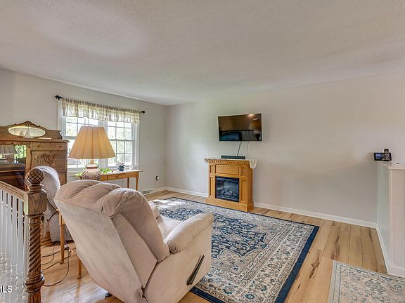 5th image of 258 Overhill Dr