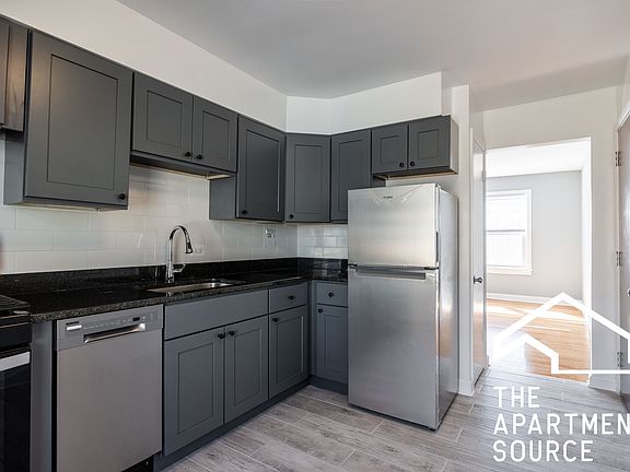 3rd image of 6737 N California Ave APT 1E