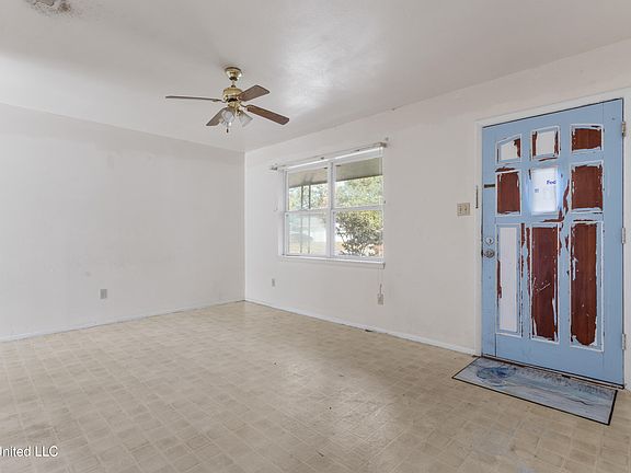 3rd image of 379 Greenwood Dr